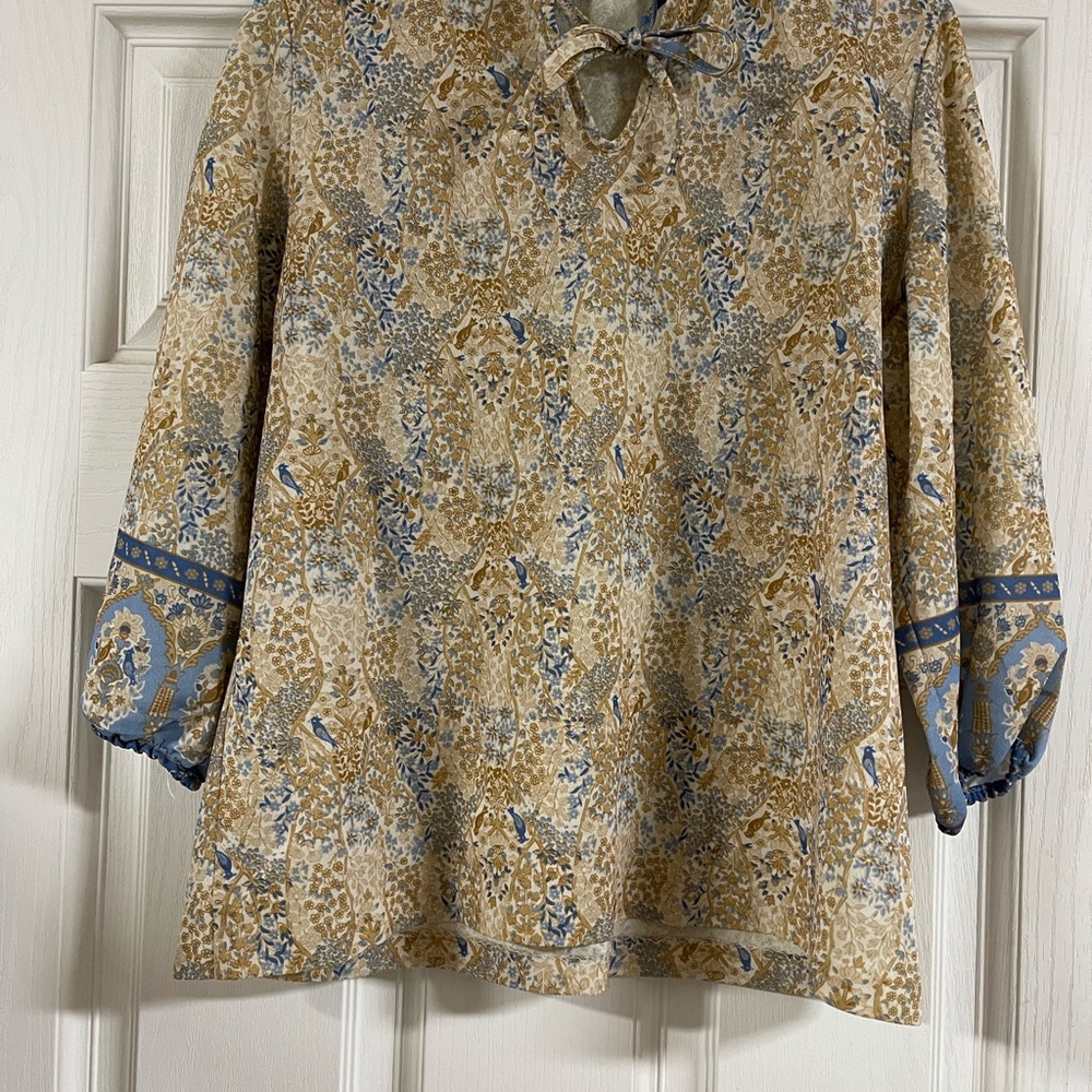 Tie-Neck Floral Tunic Top in Beige and Blue